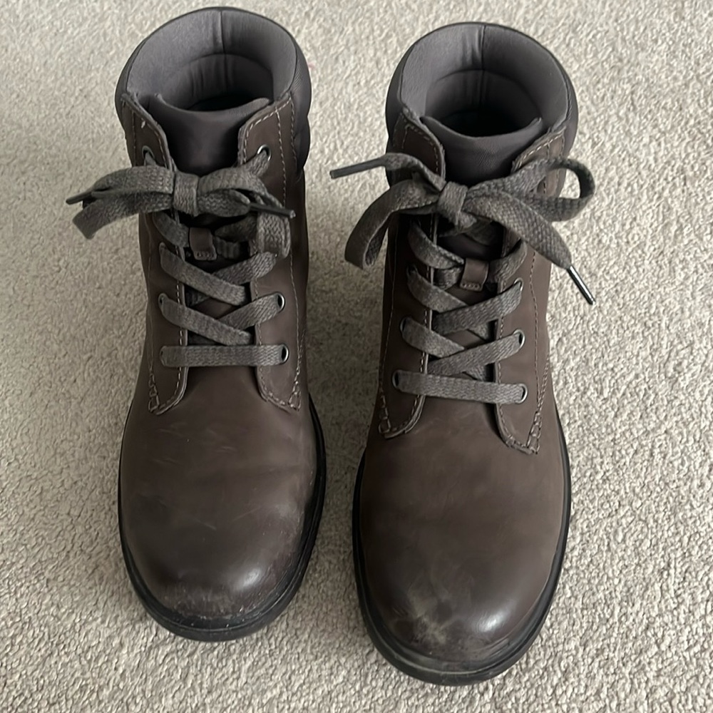 UGG Harrison Lace boots 8.5 - Picture 3 of 6